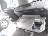 後部座席にタブレットやドリンクを置けるバックテーブル付いてます