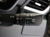 オートマチックハイビームとは、先行車や対向車のライトを認識し、ハイビームとロービームを自動で切り替える機能です。夜道の視界を確保します。詳細は販売店スタッフまでおたずねください。