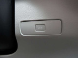 運転席に座っていながらテールゲートをオープンさせることができます。