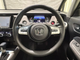 ハンドルにHondaセンシング系のクルーズコントロールやレーンキープアシストなどのスイッチと、オーディオの操作スイッチが装備されています。ハンドルから手を離さず安全に操作できます。