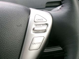 クルーズコントロール付き車です。速度を設定するとアクセルを踏まなくても一定の速度で走ることができ、高速道路での長距離運転で疲れが激減する便利な機能です。