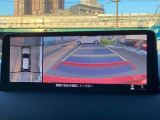 車両の前後左右にある4つのカメラを合成することで、まるでご自身のクルマを空から見ているような俯瞰での映像を映し出してくれます。バック時ももちろんのこと、前進時に視界の悪い交差点でも役に立ちますね。