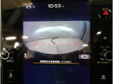 運転席からは見えにくい左右のエリアまでしっかりカバーし、死角を減らして視界を拡大。狭い道でのすれ違いや、建物の陰から車や歩行者が現れる場面でも、安心して状況を把握できる頼れる機能です。