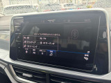 タッチパネルで直感的に操作可能なナビです。日本語表記で表示も見やすくなっており、フラットなガラス画面でお手入れも簡単です。