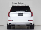 XC90は、使い方の幅を広げる7シーター仕様。洗練された佇まいの中に、高い実用性を秘めています。室内に足を踏み入れば、そこはまさに北欧のリビングルーム。落ち着きある明るい雰囲気をご堪能ください。