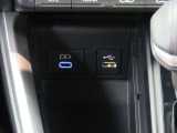 充電用USB端子付き。スマートフォンなどの充電に便利です。
