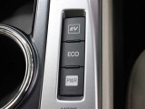 低燃費とパワーをバランスをさせた「通常走行モード」、エンジンを停止して走る「EVモード」、燃費をより向上させる「ECOドライブモード」、パワフルな走行が愉しめる「パワーモード」が装備されています。