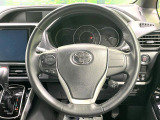 【純正革巻きステアリング】上質な革を使用することで、手にしっかり馴染みとても運転しやすいハンドルです♪