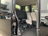 N-BOXの後部座席は跳ね上げることが可能です。高さがあって荷室には積み込みにくい物があったときは是非2列目を活用してください!片方ずつ動かせるので乗せる荷物や人数に合わせてご活用ください