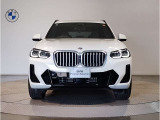 【BMWの伝統】BMWの特徴的な&ldquo;キドニーグリル&rdquo;は、80年以上続く伝統の形でございます。変わらないこだわりのデザインが、プレミアムブランド&ldquo;BMW&rdquo;を創り出します。