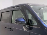 電動格納ミラーになっておりますので、車内からミラーの角度の調節、開いたり・格納ができて便利です♪