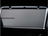 【ロールシェード】日差しや車外からの光が眩しいときにサッと引き出して使えるロール格納タイプのサンシェードを装備。後席に乗ったお子様がウトウトしだした時など、是非ご活用ください。