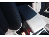 大きなアームレストなのでゆったり運転していただけます。
