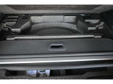 リアサブトランクは床板(ラゲッジボード)を持ち上げると現れる、洗剤や工具、緊急用品などを隠して収納できる便利な機能です。