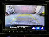 リバースギアに入れるだけで後方の表示へ切り替わります。夜間や雨の日の駐車も楽になりますよ。