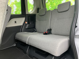 後席は左右に並ぶシートとそれぞれのヘッドレストを備え、同乗者がくつろぎやすい空間です。窓から外の景色が見渡せ、落ち着いた色合いのファブリックも魅力。家族や友人との移動にも心地よくお使いいただけます。