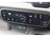オートエアコン付です。簡単操作で快適に車内温度をコントロールします。