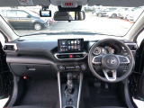 シンプルで使いやすいコクピット。視界性もよく運転しやすいですよ。スイッチ類も使いやすい場所に配置されています。