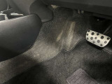 運転席のカーペットに擦れによる傷みがあります。