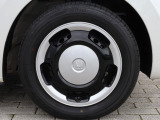 タイヤサイズは、155/65R14です。デザインにも優れている、純正ホイールキャップが装備され、足元を引き締めます。