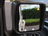 【ブラインドスポットモニター 】側方や後方の死角に他の車両など物体が入ってきた時ドアミラー上のアイコンが点灯し警告音で注意を喚起してくれます!