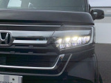 【LEDヘッドライト】悪天候や夜間走行時も良好な視界を確保し安心して運転できる高輝度LEDヘッドライトを装備!点灯速度が早く、消費電力も抑えられています。