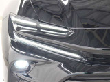 LEDの配光範囲を細やかに制御し、先行車や対向車に光が当たる部分だけを自動的に遮光できる「アダプティブハイビームシステム(AHS)」が採用されています。