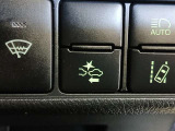 車両が前方の障害物や車両を感知するためにカメラやレーダーを利用し、衝突の危険がある場合にはドライバーに警告を出したり、自動的にブレーキを作動させる機能を備えています
