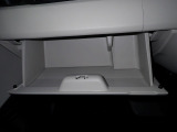 大型のグローBOXが装備されています。よく使うアイテムの収納に便利です、欲しい時にすぐに取り出せます♪