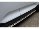 オプションのランニングボード付きです。車の乗降時や、ルーフキャリアでのお荷物の載せ下ろしに訳出します。