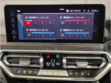 【ドライバーコックピット】人間工学に基づきドライバー中心にすべての操作パネルを設計。ドライバーが直感的に操作できる様にドライバー側にわずかに傾斜。常に運転に最適な姿勢/視線を保つ事が出来ます!