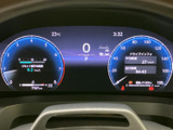 速度や各種情報がメーター内にまとまり、運転中に必要な表示を確認しやすいレイアウトです。中央の情報表示も視線を移しやすい位置にあり、日々の運転を支えます。