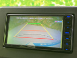 後方の状況を安全確認できるバックモニター付き。狭い道や駐車時の不安を軽減し、スムーズな運転をサポートします。