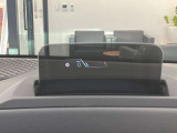 【ヘッドアップディスプレイ】現在の車速表示や目的地へのルート案内やメディア関連のリストを表示する事が可能です。視線移動を減らす事によりドライブに集中して頂けます。