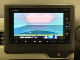 ギヤをR(バック)に入れるとナビの画面に後ろの映像が映るリアカメラ付です。後退時、コンディションが悪い視界でもカラーバックモニターがドライバーをサポートします。