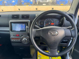 ステアリング周辺です。クルマが四角いデザインなので運転し易いですよ!