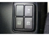 ECOモードはエアコンの利きなどを抑え、低燃費で走れるようにサポートします。EVモードはモーターのみで動くので、夜間などの静かに走行したい時に便利です。(EVモードは一定速度を超えると解除されます)