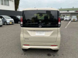 後部座席はプライバシーガラスとなっています。座っている人や置いてある荷物が見えにくくなっているのでプライバシーの確保が出来ます。ぜひ見て確認してみて下さい