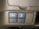 VSA装備車です。VSAはドライバーの操作と車の動きを見守っています。もし車の挙動が乱れたとき、4輪別々にブレーキをかけたり、エンジンパワーをしぼることによって車を安定させます。
