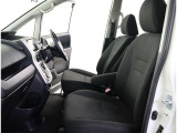 高いホールド性で運転姿勢が安定します。長距離ドライブでも疲れにくいのが魅力です。快適なドライビングライフをお送りください♪