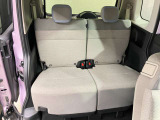 大人4人でも余裕で座れる十分な室内幅を確保。後部座席は膝まわりのスペースが広く脚げ組めるほどの広さ♪