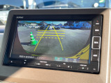 【バックカメラ】運転が苦手な方も車庫入れラクラク。ギアをリバースに入れれば自動的に切り換わりますので、面倒な操作は不要です。狭い駐車場も大切なお車を傷つけず安心です。