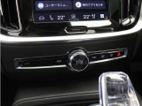 優美な縦長のディスプレイに美しく華を添えるのが、翼を広げた飛行機の姿をモチーフにしたスイッチパネルです。ダイヤル式のコントローラーは、表面に柔らかなダイヤ目のローレットを施しています。