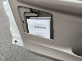 助手席内ドアには、収納があり、車検証冊子を収納するのに向いています!