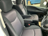フロントシートにはセンターアームレスト付き、長時間の運転で疲れた腕を乗せてください。