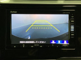 バックでの車庫入れも安心です!リアカメラが付いているバックモニター付のナビを装備しております。操作線もついており距離感も画面から確認できます。