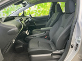 前席は運転席と助手席がゆったり並び、シートに座った状態で前方や左右の窓から周囲を確認しやすい配置です。足元も見渡しやすく、毎日の乗り降りもスムーズに行えます。