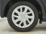 ◆純正ホイール装着車◆シンプルなデザインのホイールキャップ付きです。