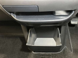 お気に入りのCDなどが収納できる格納式ボックス★