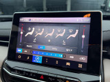 運転席・助手席の温度調節を個々に設定できるデュアルゾーンオートエアコンを装備しております。